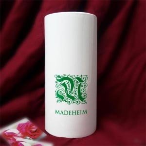 Vase mit Familienname und passendem Buch