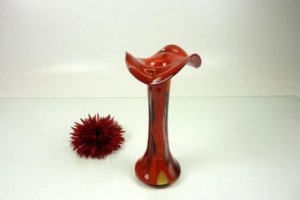 Vase schlank mit Wellenrand rot 23cm