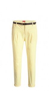 Verkürze Chino mit Gürtel