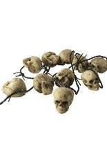 Verrosteter Stacheldraht mit 10 Totenköp