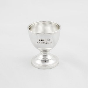 Versilberter Eierbecher mit Gravur
