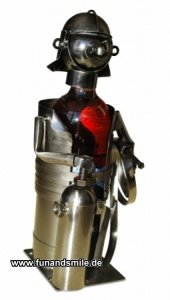 Weinflaschenhalter als Feuerwehrmann aus
