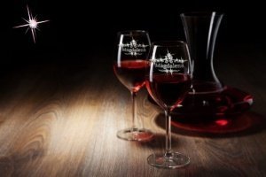 Weinglas personalisiert durch Gravur und mit Swarovski-Elementen verschönert