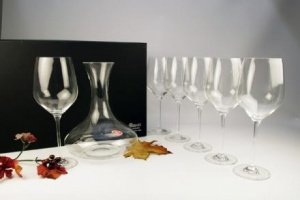 Weinkaraffe und sechs Rotweingläser