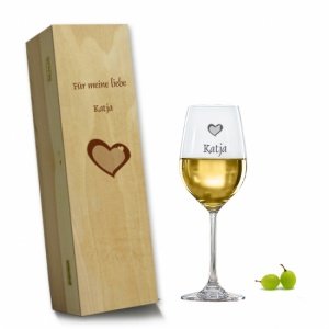 Weißweinglas in Holzkiste