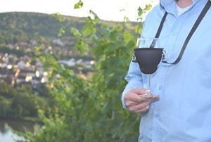 WineHolder - Weinglas-Halter für den Hals, Weinglashalterung inkl. Halstrageband