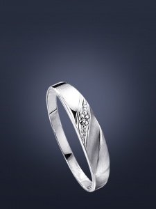 Zarter Weißgoldring mit Diamant