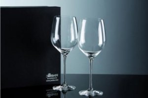 Zwei Rotweingläser im Geschenkkarton