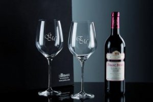 Zwei Rotweingläser und eine Flasche Rotw