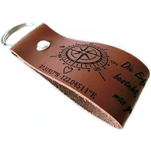 Schlüssel-Anhänger aus Leder mit Ihren Koordinaten - in Farbe Cognac - der besondere Ort und ein T