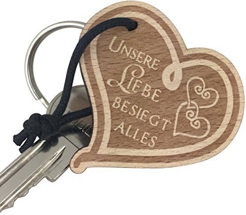 Schlüsselanhänger Herz aus Holz mit Gravur "Unsere Liebe besiegt alles" Geschenk für Frau oder Ma