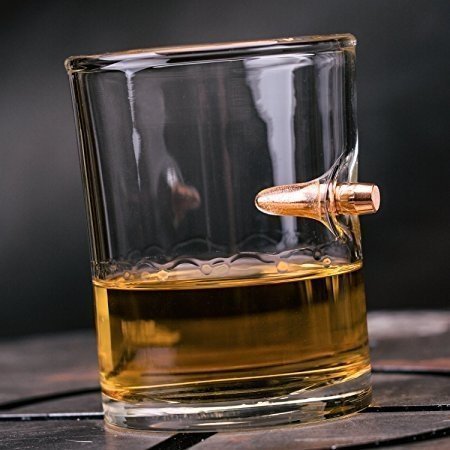 Whiskey Glas mit einer echten Gewehr Kugel