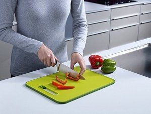 Schneidebrett mit integriertem Messerschleifer