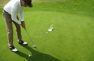 PuttOut Pressure Putt Trainer Perfektionieren Sie Ihr Golf-Putting, Schwarz, 11 x 21 x 14.5 cm