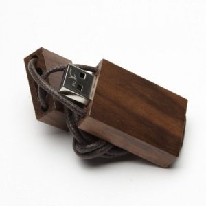 8 GB USB Stick aus Holz