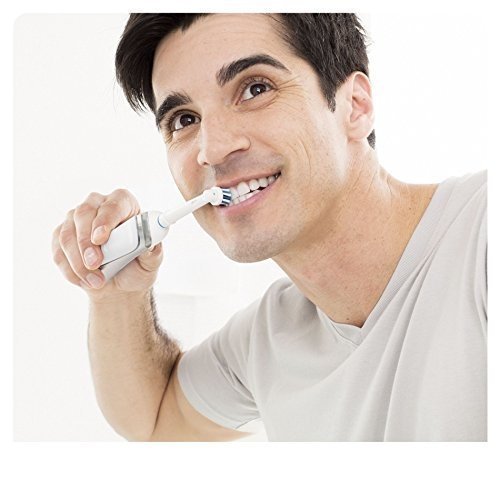 Oral-B Pro 750 Elektrische Zahnbürste, mit CrossAction Aufsteckbürste, Bonus Pack mit Reise-Etui, 