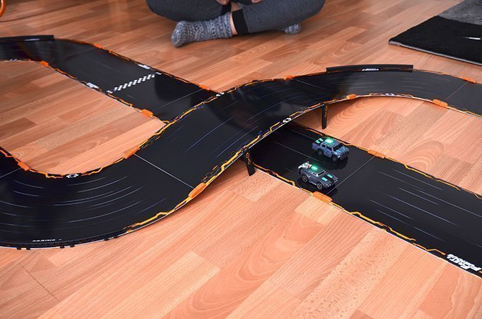 Im Wohnzimmer hat man genug Platz, um die Anki Overdrive Rennbahn aufzubauen