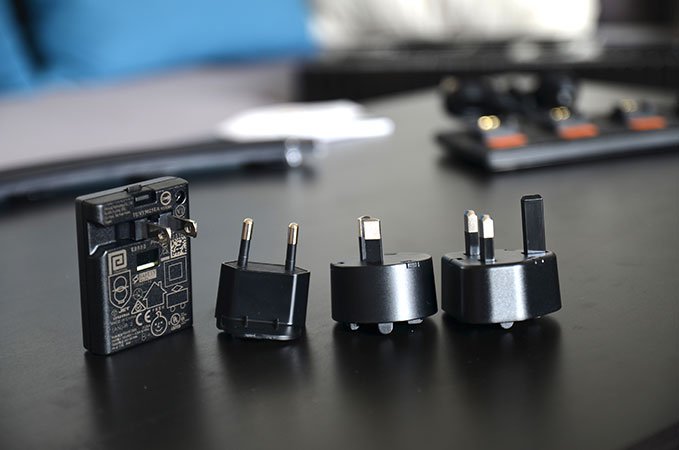 Das Netzteil mit insgesamt drei Adaptern