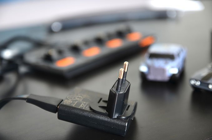 Das Netzteil mit Adapter für deutsche Haushalte