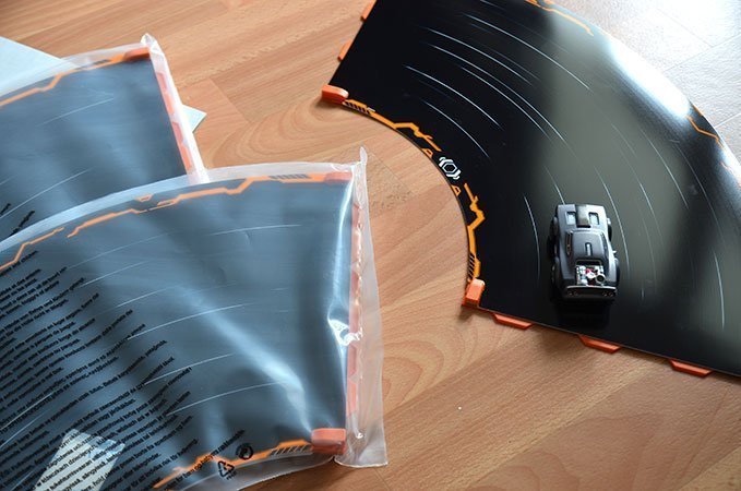 Eine Schere hilft dabei die Streckenteile aus ihrer Folie zu befreien