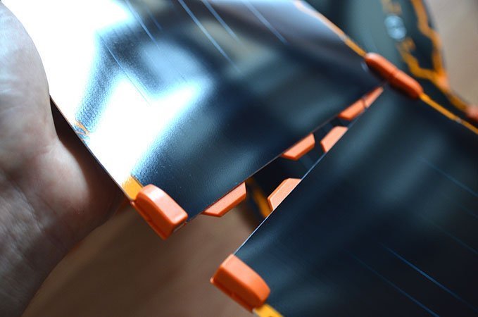 Nachdem die Streckenteile ausgepackt sind, können Sie mit den magnetischen Verbindungsstücken schnell gekoppelt werden
