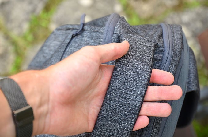 Der breite Trageriemen an der Oberseite liegt gut in der Hand