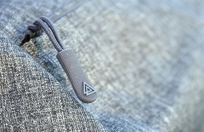 Die Zuglaschen liegen griffig zwischen den Fingern