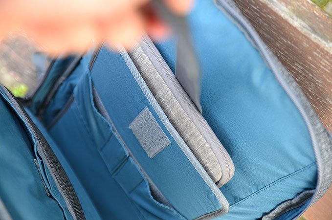 Mit der Zuglasche ist der Laptop sofort griffbereit