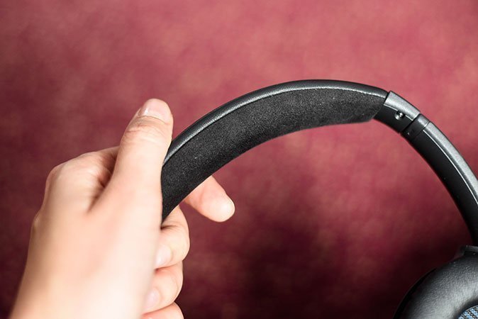 Durch die Polsterung umfassen die Kopfhörer den Kopf sehr leicht und angenehm.