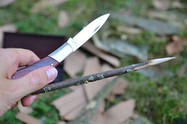 Ein Holzspieß zum Grillen ist schnell geschnitzt