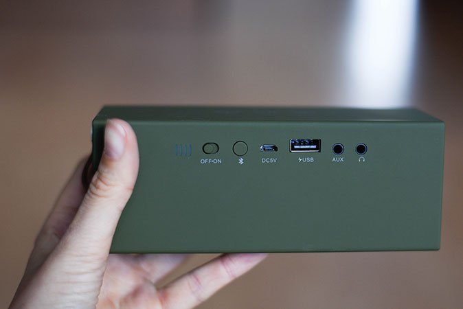 Laden Sie Ihre Rockbox ganz einfach über ein USB-Kabel. Dieses wird selbstverständlich mitgeschickt.