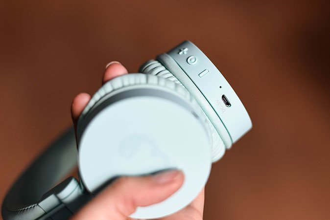 Auch die Kopfhörer lassen sich über das mitgelieferte Kabel laden, damit Sie Ihre Musik überall hören können.