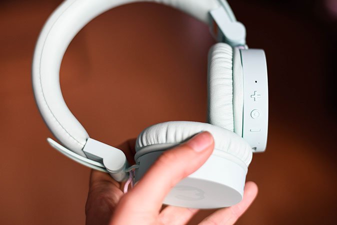 Sucht nicht lang nach den Bedienungsknöpfen oder Eurem Handy, um ein Lied zu überspringen. Einfach an den Hörer hinter das rechte Ohr fassen und entscheiden, was Ihr als nächstes hört.