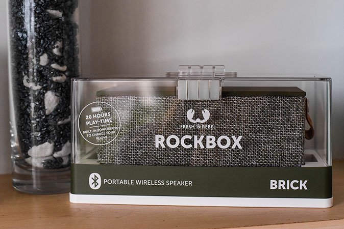 Bereits ohne die Rockbox ausprobiert zu haben, erfahrt Ihr eine Menge über das ansehnliche Produkt. So könnt ihr es beispielsweise bis zu 20 Stunden benutzen, ohne es laden zu müssen.