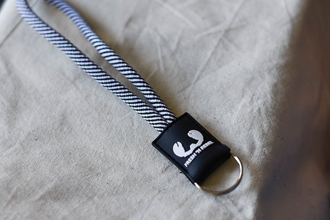 Ein tolles zusätzliches Geschenk – den stylischen Schlüsselanhänger von Fresh ´n Rebel gibt es gratis dazu.