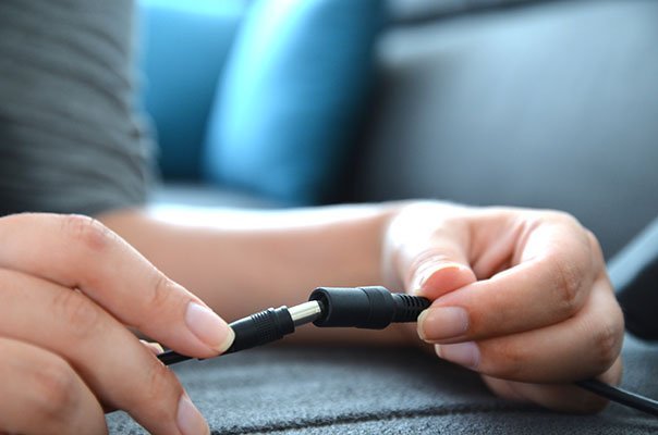 Für den Betrieb muss das Stromkabel mit dem Massagegerät verbunden werden