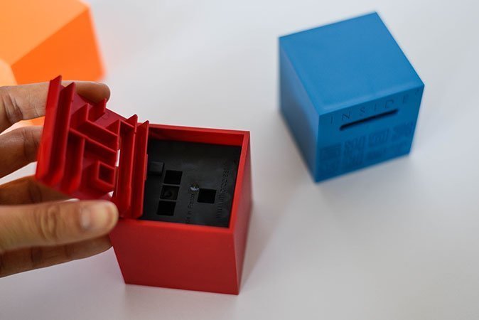 Ist die Kugel nicht mehr auffindbar oder wissen Sie nicht weiter? Kein Problem! Einfach das hintere Fach öffnen, die Ebenen rausnehmen und den Ball auf Anfang setzen.