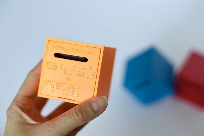 Auch hinten ist der Plan, der durch das Labyrinth führt, eingraviert.