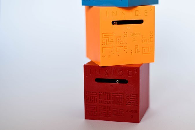 Der kleine Ball muss zum Ziel gebracht werden. Achten Sie dabei auf den Plan auf dem Würfel.