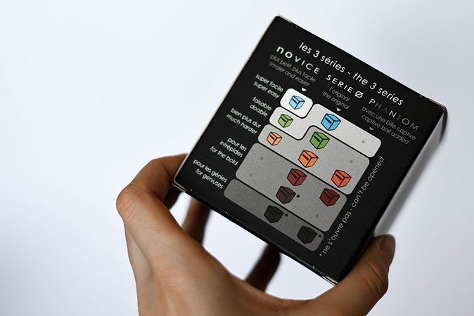 Auf der Verpackung sieht man alle Serien der Zauberwürfel mit ihren Schwierigkeitsgraden.