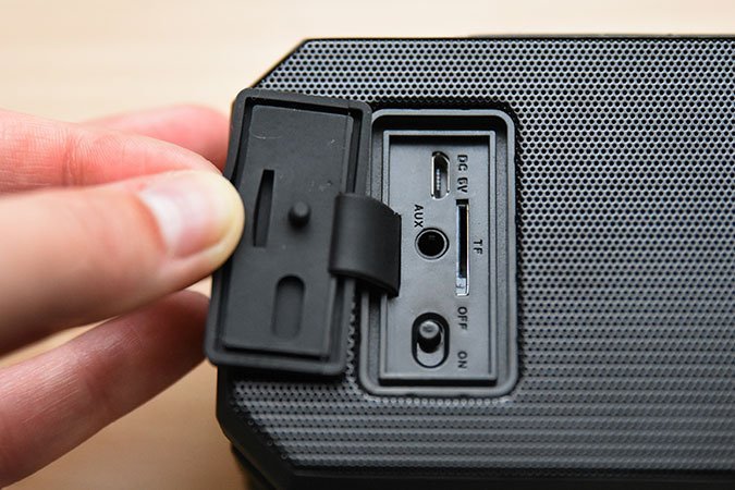 An- und Ausschalter und weitere Buchsen sind durch eine Gummiabdeckung geschützt.