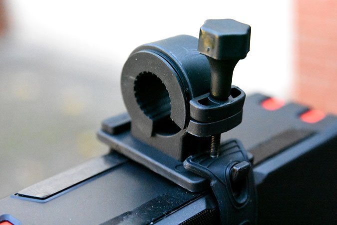 Mit der Schraube lässt sich die Halterung leicht festdrehen.