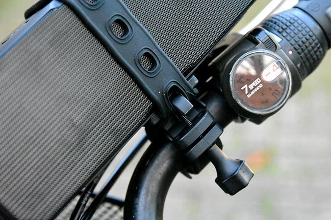 Der Gummigurt fixiert den Lautsprecher fest am Lenker.