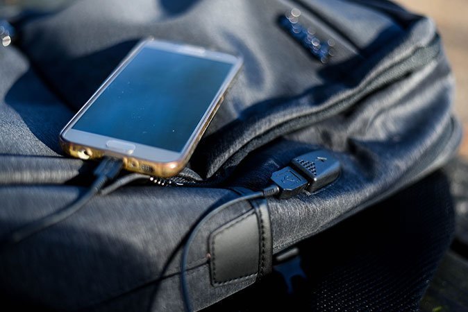 Kein langes Suchen: Einfach das Handy anschließen und aufladen.