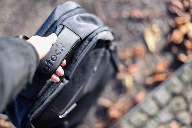 Der schöne Tragegriff mit Logo bietet eine weitere Möglichkeit zum Transportieren.