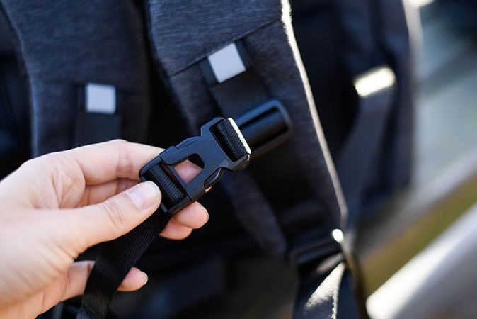 Immer sicher unterwegs: Die Schnalle sichert Ihren Rucksack.