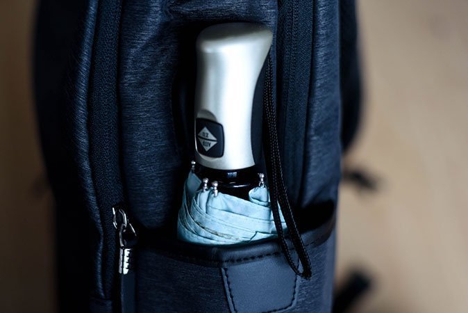 Zwei Taschen an den Seiten des Rucksacks bieten zusätzlichen Stauraum.