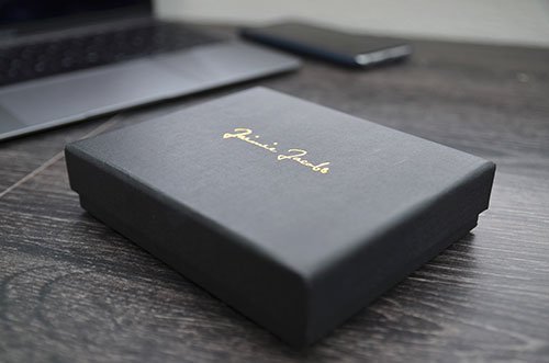 Die Schachtel wirkt edel und schlicht, mit goldenem Schriftzug