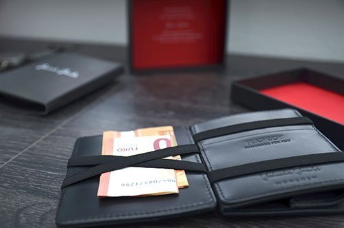 Schließt und öffnet man den Geldbeutel wieder, befinden sich die Scheine hinter der Halterung