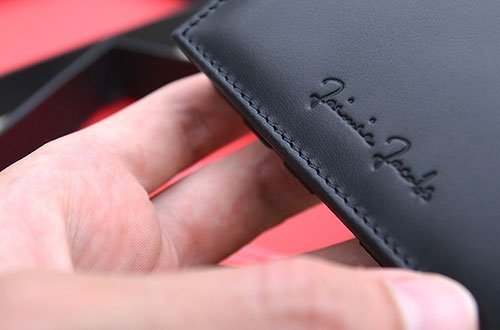 Eingestanztes Logo und feine Nähte